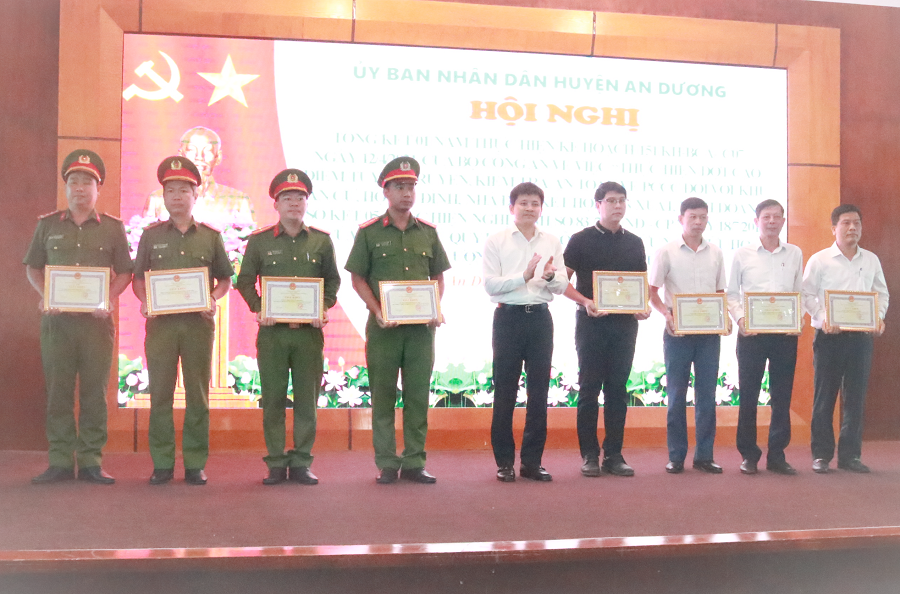 Huyện An Dương trao tặng Giấy khen cho 8 tập thể, 6 cá nhân có thành tích tiêu biểu trong công tác phòng cháy chữa cháy